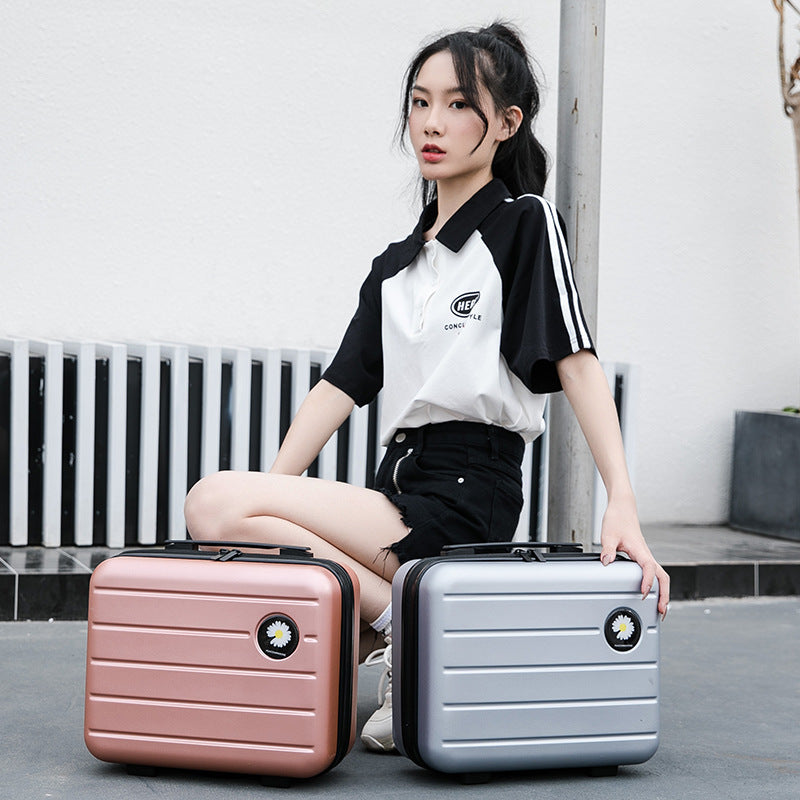 Chic Daisy Emblem Cosmetic Case: 16-Inch Travel Essential